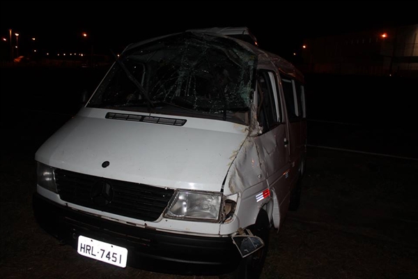 Van perde o controle e capota na rodovia Euclides da Cunha