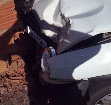 Menina de 12 anos ao volante provoca acidente