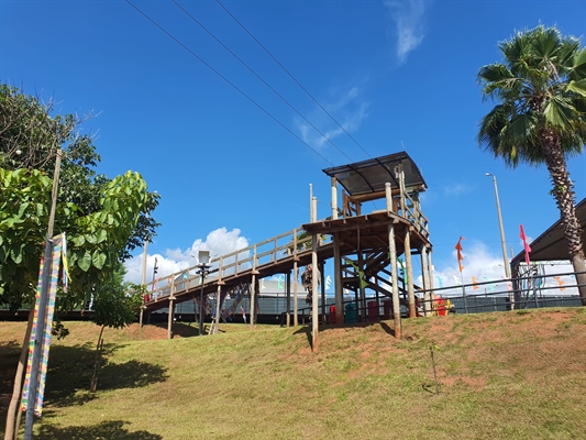 Toda a estrutura da tirolesa e dos pedalinhos no Parque da Cultura já está pronta, falta só contratar a empresa para gestão (Foto: A Cidade)