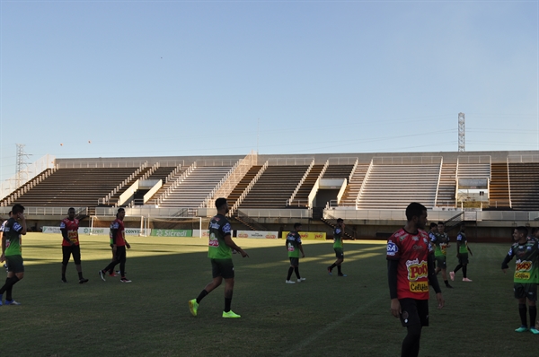 A novidade no treino da tarde desta quarta-feira foi a presença do centroavante Bruno Baio (Foto: Daniel Castro/A Cidade)