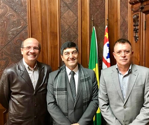 O prefeito João Dado e o Secretário de Esportes, José Ricardo da Cunha, foram recepcionados pelo Secretário de Estado de Esportes, Aildo Rodrigues Ferreira (Foto: Prefeitura de Votuporanga)