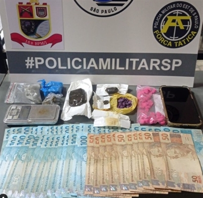 Com o traficante a Polícia Militar apreendeu uma grande quantidade de drogas e mais de R$ 4,9 mil em dinheiro (Foto: Divulgação)