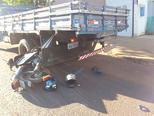 Motociclista ficou ferido após colidir com caminhão parado