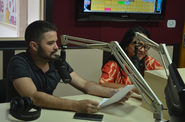 Tiago Moreno Lopes Roberto e Elimeire de Oliveira estiveram na Cidade FM para um debate sobre o mês do Autismo (Foto: A Cidade)