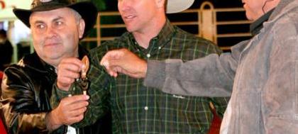 Rodeio profissional premia os melhores peões