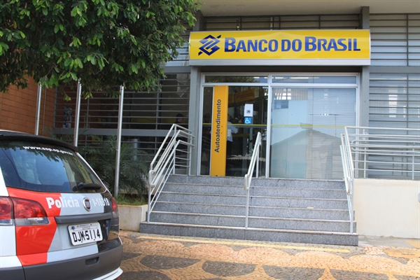 Ladrões furtam agência bancária na região