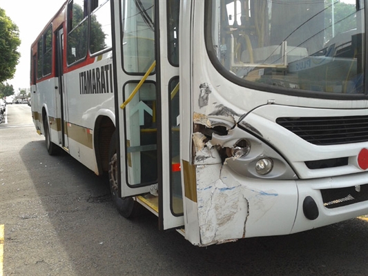 Ônibus circular e táxi batem forte em cruzamento da cidade