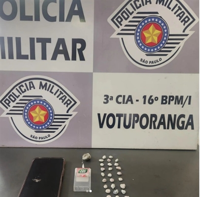 Com o traficante os policiais militares apreenderam 29 porções de crack prontas para venda e mais uma porção de maconha (Foto: Divulgação)