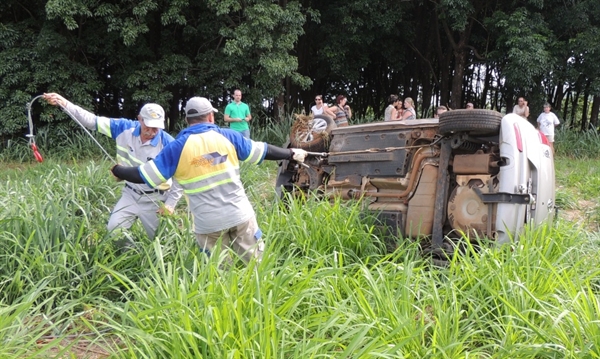 Pedras em rodovia causam capotamento