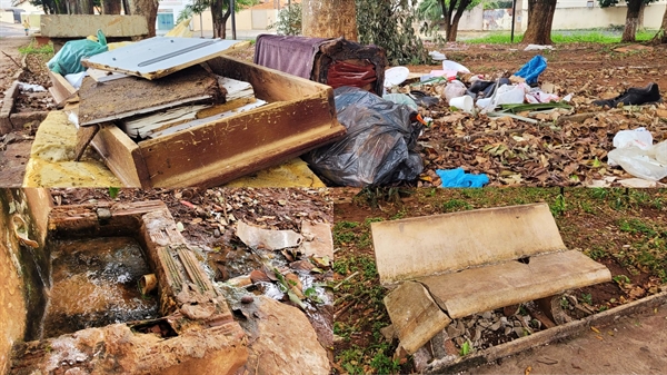 Praça está com lixo, bancos quebrados ou faltando e uma fonte vazando e sem tubulação  Foto: A Cidade