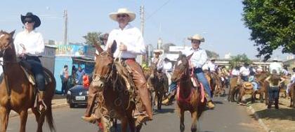 Cavalgada resgata tradição de boiadeiros