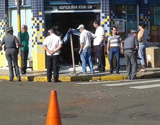 Carro invade farmácia após colisão no Centro