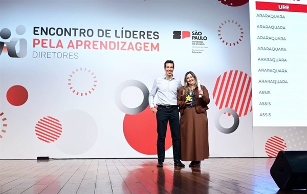 Débora Regina da Silva Aijado ao lado do secretário estadual da Educação, Renato Feder  Foto: Arquivo pessoal