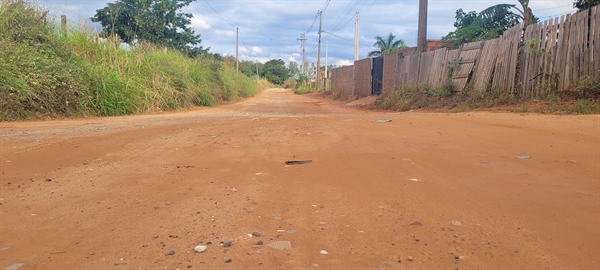 O movimento de caminhões e carros na estrada é grande, principalmente entre 15h e 17h, levantando poeira quando a terra está seca  Foto: A Cidade