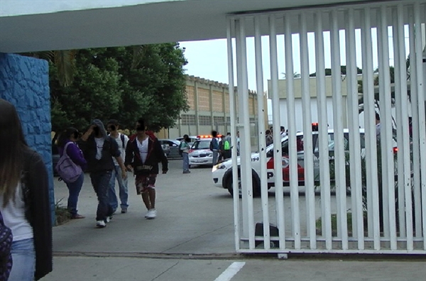 Cerca de 150 alunos ficaram para fora após portão se fechado 