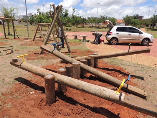 Parquinhos são instalados em oito praças da cidade