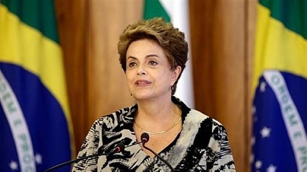 Senadores pedem perda de função pública de Dilma