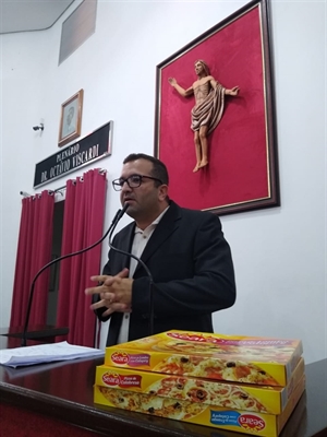  As pizzas levadas por Cabo Renato Abdala para a Câmara deram o que falar e o clima esquentou na sessão de segunda-feira (21) (Foto: Assessoria)
