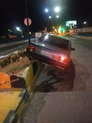 Automóvel perde o controle e  sobe  em mureta de pontilhão