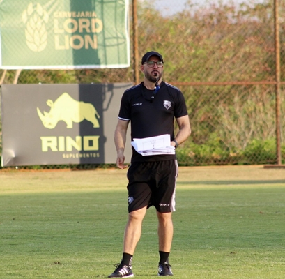 A Votuporanguense do técnico Rogério Corrêa busca jogadores para a temporada de 2025  (Foto: Rafa Bento/CAV)