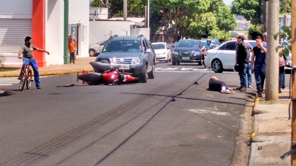 Carro avança ´Pare’ e acerta moto de autoescola