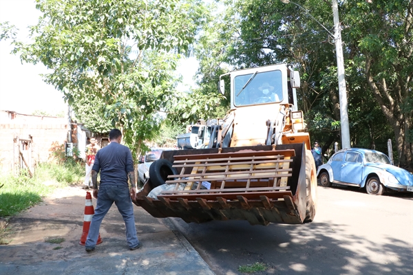 Para tentar conter o avanço da dengue no município, a Prefeitura promove um arrastão para eliminar criadouros do mosquito Aedes Aegypti (Foto: Prefeitura de Votuporanga)