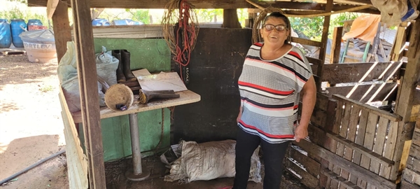 Ilda Rosa de Oliveira, de 78 anos, mostra os vários pontos onde existem entulhos  Foto: A Cidade