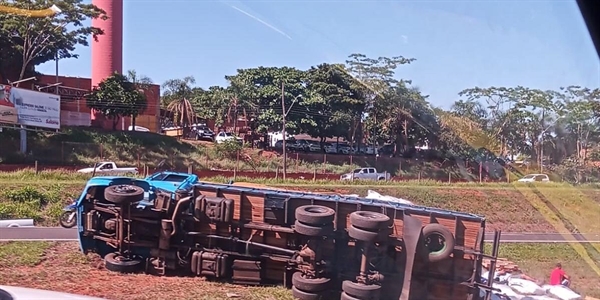 O motorista do caminhão, carregado com embalagens plásticas, teria perdido o controle da direção e o veículo tombou transversalmente na pista central (Foto: Colaboração do Leitor/Diário da Região)