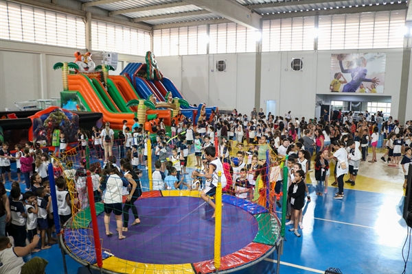 Brincando na Unifev reúne aproximadamente 3 mil crianças no Complexo Poliesportivo (Foto: Unifev)