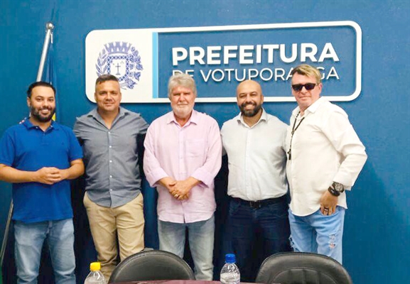 O ex-secretário de Desenvolvimento, Rodrigo Beleza, Sidnei Britto – CEO da Original Portas, o prefeito Jorge Seba, Humberto Barros – gerente de marketing, e Dil Grande, organizador do Polointer e um dos responsáveis por apresentar a cidade aos novos investidores  (Foto: Arquivo pessoal)