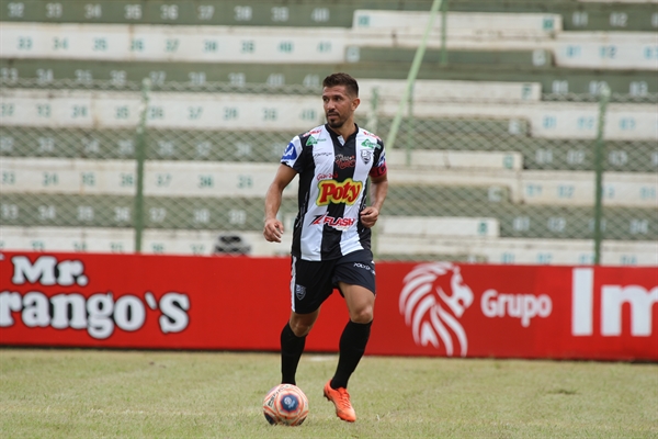 Meio-campista Ricardinho acertou renovação com a Votuporanguense e fica até A3 do ano que vem  (Foto: Rafael Bento/CAV) 