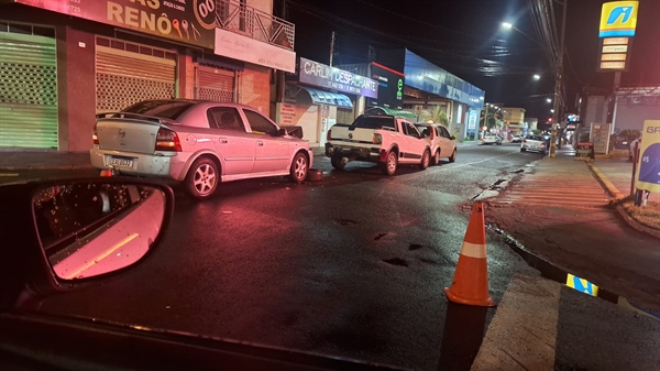 O engavetamento na noite de anteontem envolveu um Ford/Fiesta, um VW/Saveiro e um GM/Astra na rua Amazonas (Foto: Arquivo pessoal)