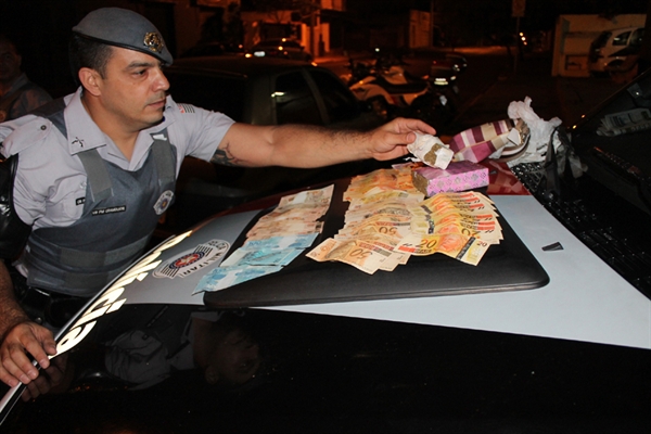 Em ação da PM, indivíduo foi abordado com porções de cocaína