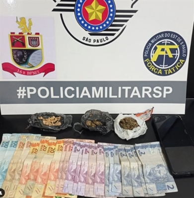  Com o traficante os policiais militares da Força Tática apreenderam várias porções de crack e também de maconha (Foto: Divulgação)