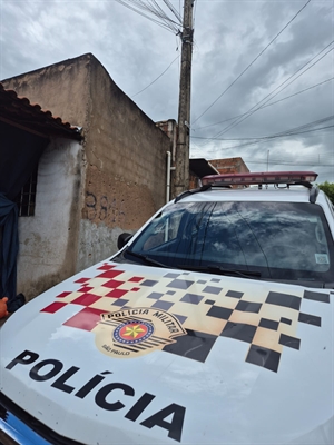 Suspeito foi encontrado em frente à própria residência, não resistiu à prisão e colaborou com a abordagem policial. Crédito: Divulgação