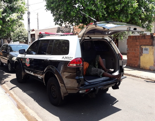 A equipe da DISE (Delegacia de Investigações Sobre Entorpecentes) de Votuporanga prendeu um conhecido traficante na manhã desta sexta-feira (5) (Foto: Divulgação/DISE Votuporanga)