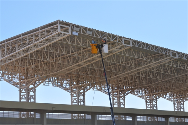 Trabalhos para a instalação dos refletores da Arena Plínio Marin foram iniciados ontem e devem ir até setembro  (Foto: A Cidade)