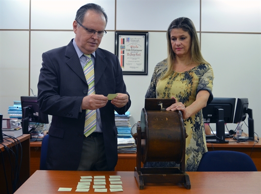 O sorteio dos 25 jurados foi realizado na tarde desta segunda-feira (23) pelo juiz da 1ª Vara Criminal de Votuporanga, Jorge Canil (Foto: Aline Ruiz/A Cidade)