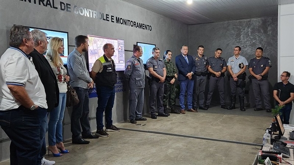 Representantes de todas as forças policiais de Votuporanga participaram da apresentação ao lado das autoridades políticas (Foto: A Cidade)