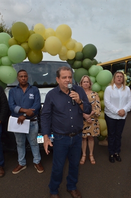 O prefeito de Álvares Florence, Adilson Leite, destacou a importância dos veículos para os trabalhos desenvolvidos na cidade  Foto: Prefeitura de Álvares Florence