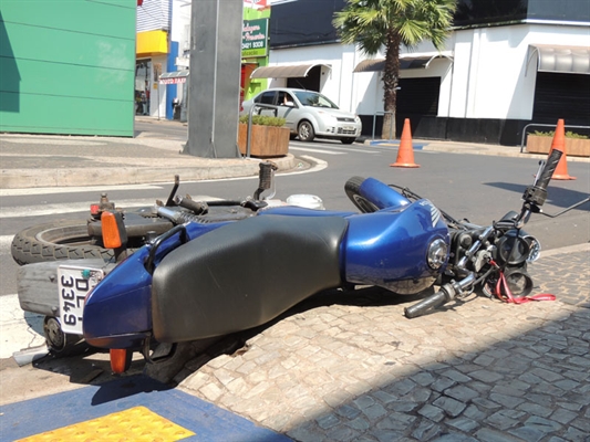 Motorista foge após ferir mulher gravemente