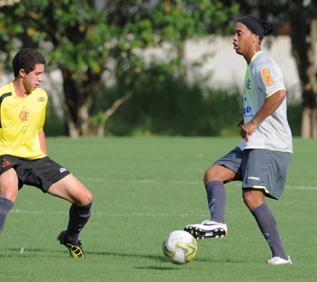 Com apenas 16 anos de idade, o volante Caio Quiroga marcou Ronaldinho Gaúcho quando atuava no Flamengo (Foto: Alexandre Vidal/Fla Imagem)