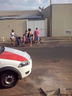 Incêndio em residência destrói móveis e assusta moradores