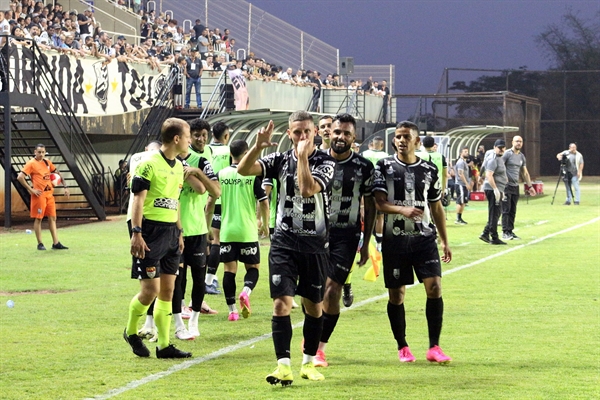 Nando comemora seu gol na vitória da Pantera (Rafa Bento/CAV)