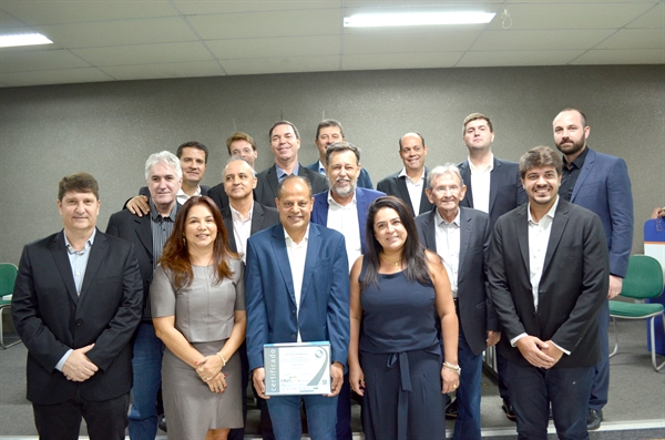 O empresário Amaro Rodero assumiu a provedoria da Santa Casa oficialmente na noite de ontem, ao lado de sua diretoria (Foto: A Cidade)