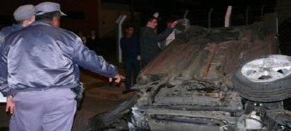 Carro derruba poste, atinge veículos e capota