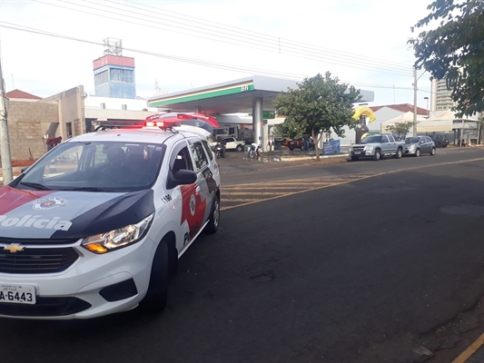 A colisão na rua São Paulo envolveu uma moto e um carro; condutor da motocicleta sofreu ferimentos leves (Foto: A Cidade)