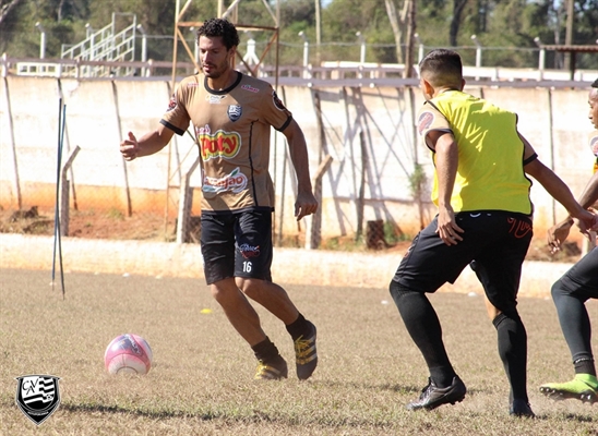 O zagueiro Vitor Hugo treina com a Votuporanguense que se prepara para a Copa Paulista que começa no próximo mês (Foto: Rafael Nascimento/CAV)