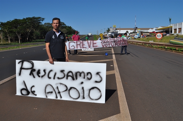 Manifestação está sendo realizado na rodovia Euclides da Cunha, em frente ao Autoposto Parceirão (Foto: Aline Ruiz/A Cidade)