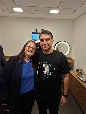 Vereadora Débora Romani (PL) e o senador Flávio Bolsonaro (PL), pré-candidato à presidência da República  Foto: Arquivo pessoal